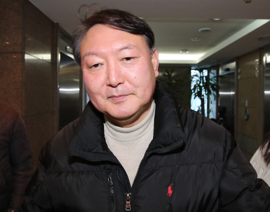 박영수 특검팀 영입 1호 윤석열      (서울=연합뉴스) 김도훈 기자 = '최순실 국정농단 의혹' 특검팀 수사팀장으로 지명된 윤석열 대전고검 검사가 3일 오전 서울 서초구 박영수 특별검사의 변호사 사무실로 향하고 있다.       윤 검사는 사무실로 향하며 취재진의 질문에 아무 대답도 하지 않았다.  2016.12.3      superdoo82@yna.co.kr  (끝)